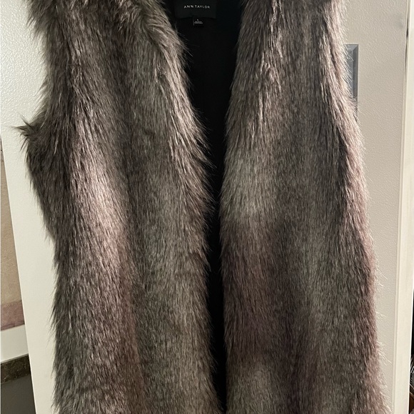 Ann Taylor Mob wife faux fur vest. Longer length style. Size L - Picture 3 of 5